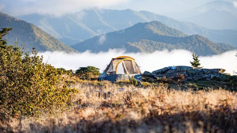 Refuge, gîte d’étape ou bivouac : où dormir en itinérance